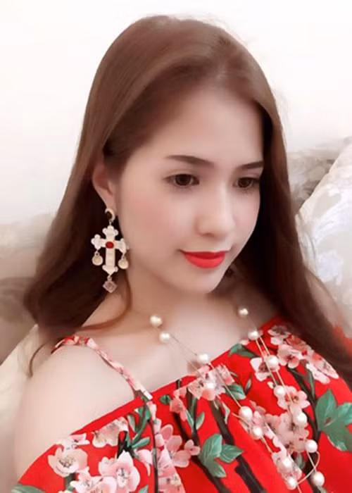 Trần Hương được khen ngợi cả về nhan sắc lẫn gu thời trang sành điệu, gợi cảm.