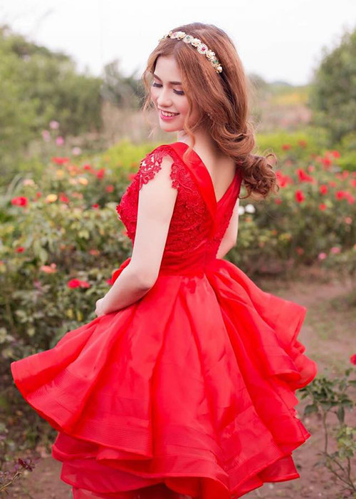 Khi còn gắn bó với Việt Anh, Trần Hương chưa được khoác áo cô dâu dù đã đăng ký kết hôn và sinh con cho nam diễn viên.