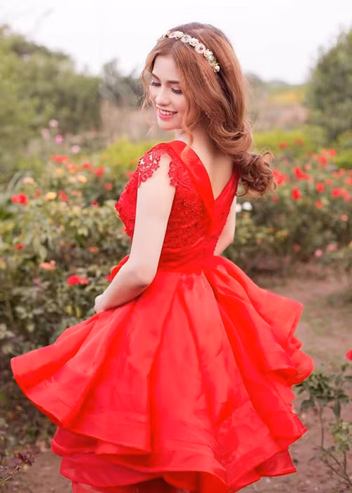 Khi còn gắn bó với Việt Anh, Trần Hương chưa được khoác áo cô dâu dù đã đăng ký kết hôn và sinh con cho nam diễn viên.