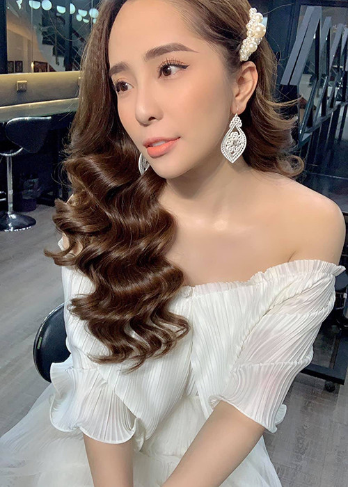 Lâu nay, Quỳnh Nga được biết đến là nữ ca sĩ xinh đẹp. Sau khi ly hôn Doãn Tuấn, cô ngày càng gợi cảm.