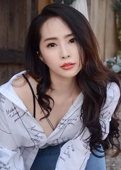 Quỳnh Nga sở hữu vòng một nở nang, vóc dáng cân đối.