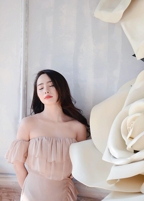 Sau nhiều năm gia nhập showbiz, nữ diễn viên phim "Về nhà đi con" ngày càng gợi cảm.