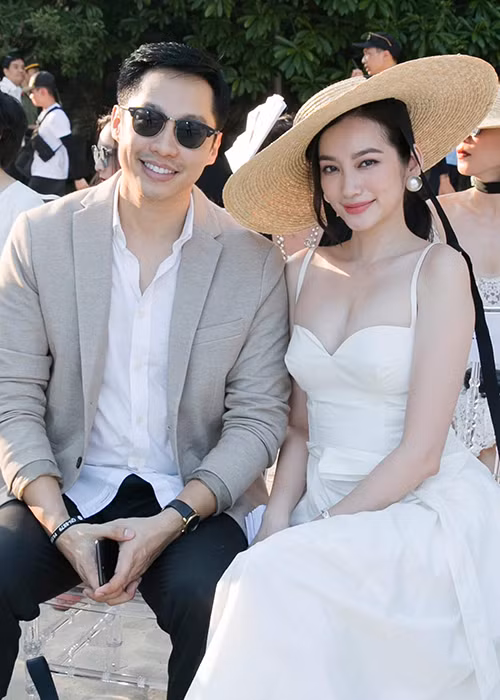 Bờ vai vững chắc cho Trúc Diễm tựa vào khi cô bị bệnh chính là ông xã. Chia sẻ trên Ngôi sao, Trúc Diễm Cho biết chồng mỗi khi rảnh rỗi đều ở nhà trò chuyện, xem phim hay giúp cô nấu cơm. Nếu ngoài đường, anh đều đều nắm tay Trúc Diễm hay ôm hôn vợ. Thậm chí, dù bị dị ứng với lông chó, John Từ vẫn đồng ý để vợ nuôi hai chú chó làm bạn.