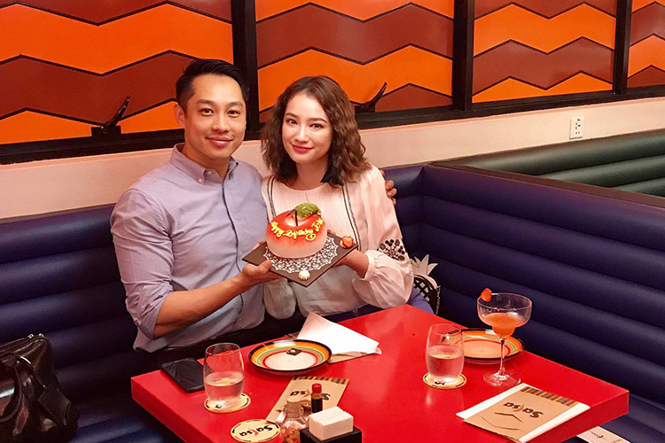 Vợ chồng Trúc Diễm giữ lửa tình yêu bằng một cái ôm buổi sáng, một tin nhắn hỏi han lúc ban trưa, hay cùng nhau đi chợ vào bếp.