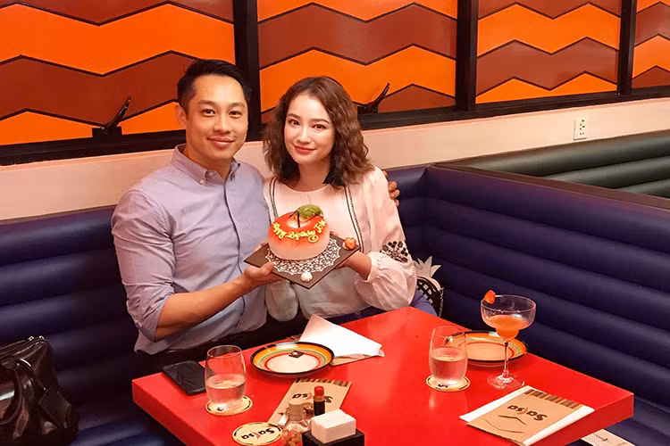 Vợ chồng Trúc Diễm giữ lửa tình yêu bằng một cái ôm buổi sáng, một tin nhắn hỏi han lúc ban trưa, hay cùng nhau đi chợ vào bếp.