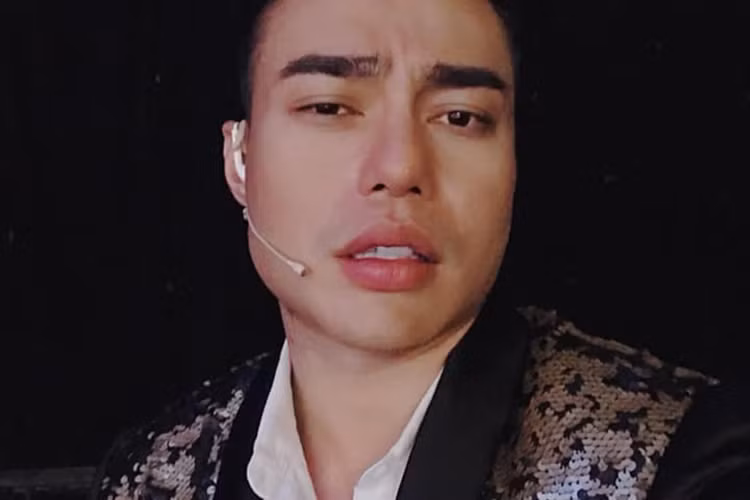 Tháng 4/2019, Bảo Lâm bị ném đá vì đăng tải trên trang cá nhân clip trẻ em đi ăn xin ở nước ngoài kèm bình luận gây sốc.