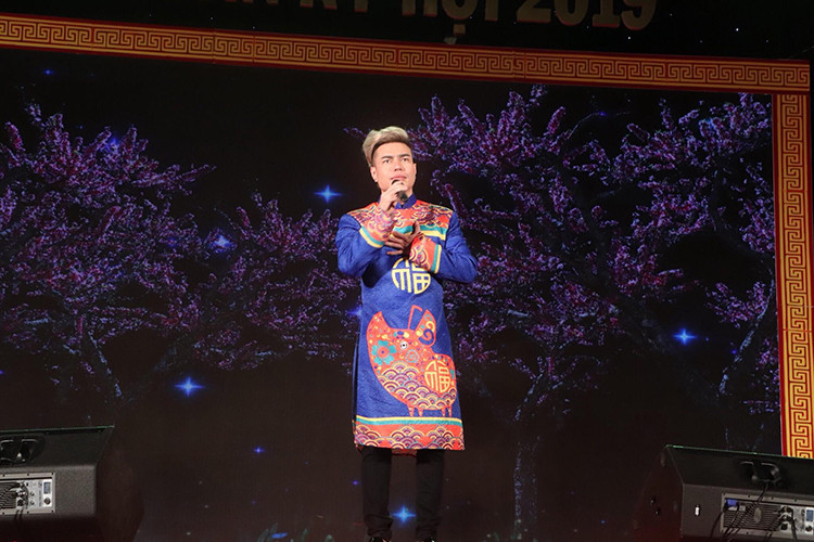 "Thấy thương chưa nào, ước gì bắt được mấy bà nhỏ này về livestream kiểm tra kem ngon à", Quán quân Cười xuyên Việt 2015 viết.