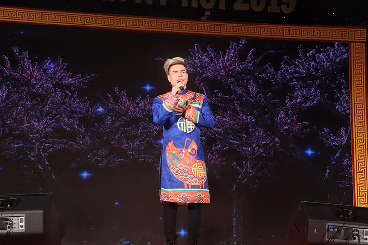 "Thấy thương chưa nào, ước gì bắt được mấy bà nhỏ này về livestream kiểm tra kem ngon à", Quán quân Cười xuyên Việt 2015 viết.