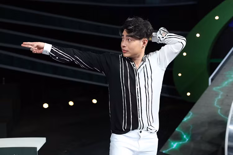 Sau khi nhận ra bản thân lỡ lời, Bảo Lâm bào chữa: “Hoàng Thuỳ Linh xóm em con bà Hai bán mắm linh”.