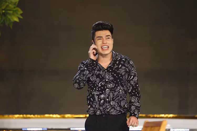 "Con quỷ đó nó giới thiệu mỹ phẩm làm trắng da, đẹp da, sáng da mà quý vị xem mặt nó như cô hồn", anh vừa cười vừa nói.