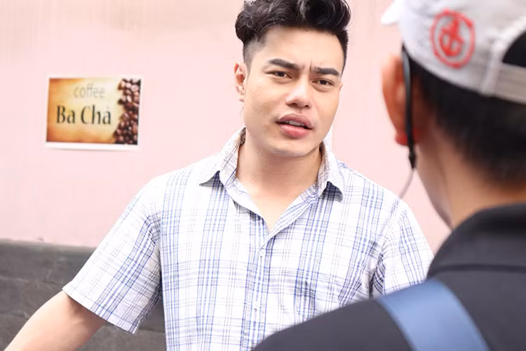 Nam diễn viên còn khiến dư luận bức xúc khi dùng tiếng Việt để chê bai màu da của một nhân viên bán mỹ phẩm ở Ấn Độ.