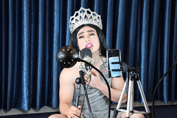 Một số lần khi người xem thắc mắc về chất lượng sản phẩm, thánh livestream Lê Dương Bảo Lâm từng dùng những từ ngữ khá nặng nề để mắng chửi họ khiến cư dân mạng không khỏi bức xúc.