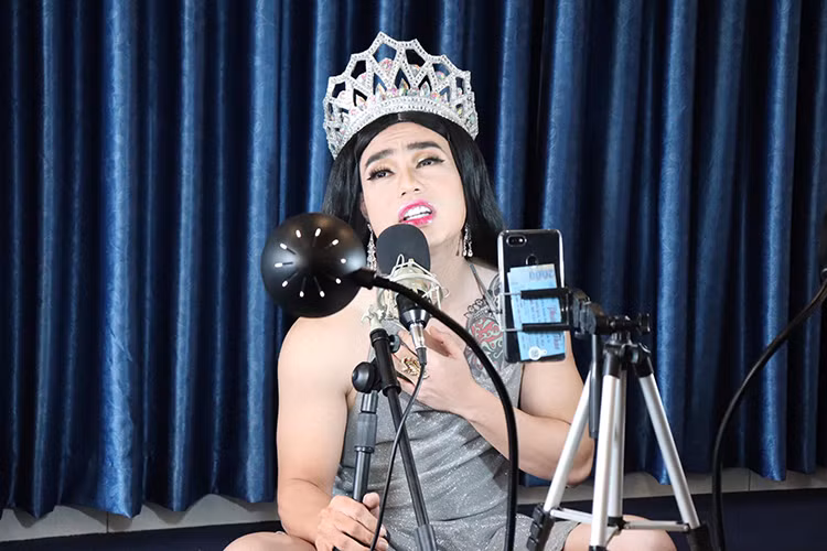 Một số lần khi người xem thắc mắc về chất lượng sản phẩm, thánh livestream Lê Dương Bảo Lâm từng dùng những từ ngữ khá nặng nề để mắng chửi họ khiến cư dân mạng không khỏi bức xúc.