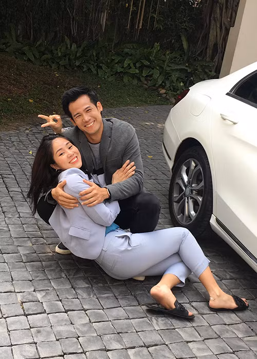 Lê Phương đăng tải khoảnh khắc vui vẻ bên Thanh Thức để bày tỏ cảm xúc trước chiến thắng của thầy trò HLV Park Hang Seo.