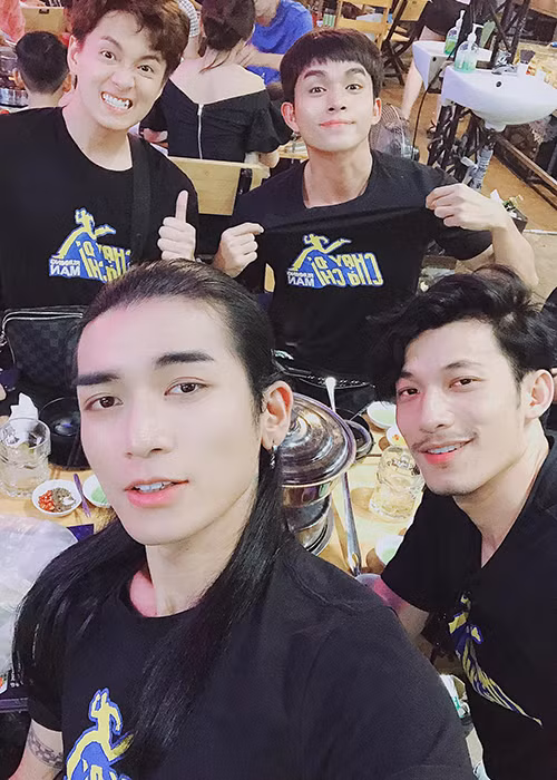 BB Trần lên tiếng về lối đá của đội tuyển Thái Lan: "Một lần nữa Thái Lan lại thua, nhưng phải công nhận chơi dơ quá, đá banh chứ đâu phải Chạy đi chờ chi mà chơi dơ quá vậy. Mà không phải chơi nữa, như kiểu đánh người luôn mà".