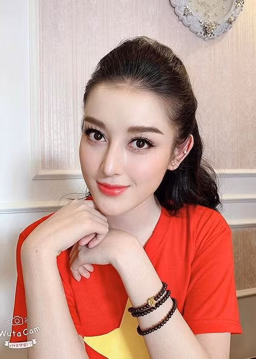 Á hậu Huyền My bực bội vì những màn chơi xấu của đội tuyển Thái Lan trong trận đấu thuộc khuôn khổ King's cup 2019, đặc biệt việc Văn Hậu bị đánh nguội khiến người đẹp thót tim. "Các cầu thủ của chúng ta đã chơi bóng rất bản lĩnh, văn minh và giành chiến thắng tối thiểu vào phút cuối", Huyền My chia sẻ thêm.