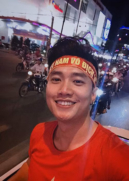 Ngoài bức xúc trước lối đá của đội tuyển Thái Lan, sao Việt không quên bày tỏ cảm xúc vui mừng vì chiến thắng của đội tuyển Việt Nam. Như Quốc Trường đăng ảnh đi bão.