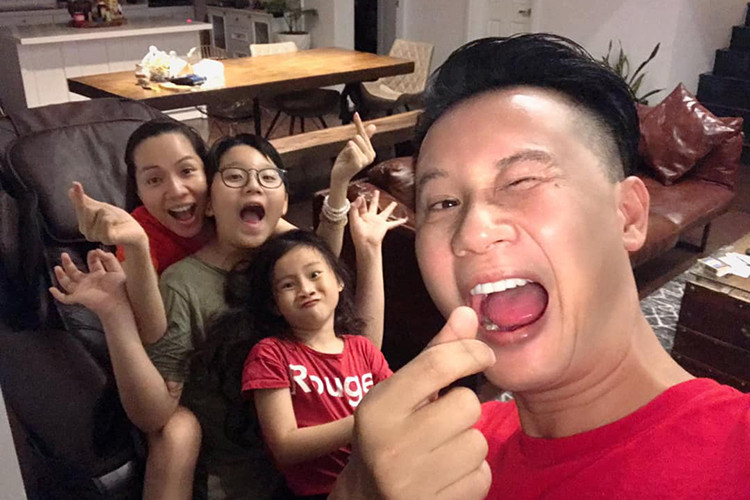 Hoàng Bách cũng bức xúc trước lối đá của đội bạn. "Sự xấu xí trong lối chơi từ đầu trận chỉ nói lên tâm lý bất lực và yếu đuối. Có lẽ họ hoàn toàn cảm nhận được rằng, đối thủ ưa thích trong hơn 20 năm của mình đang thực sự, thực sự ở tầm cao hơn".