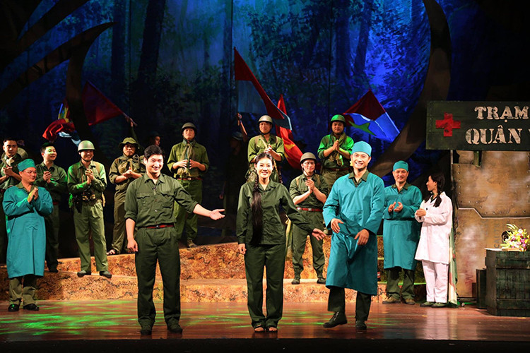 Vai diễn giúp Tiến Lộc được khán giả chú ý là thầy giáo Minh trong bộ phim truyền hình "Chạm tay vào nỗi nhớ".