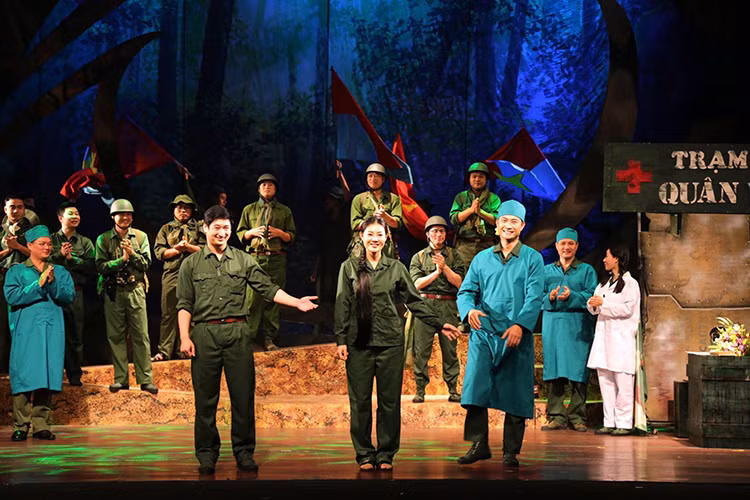 Vai diễn giúp Tiến Lộc được khán giả chú ý là thầy giáo Minh trong bộ phim truyền hình "Chạm tay vào nỗi nhớ".