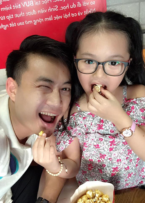 Tiến Lộc và Lê Tuyết đã ly hôn. Trước khi đường ai nấy đi, cặp đôi có một cô con gái chung tên Kitty Minh Khánh.