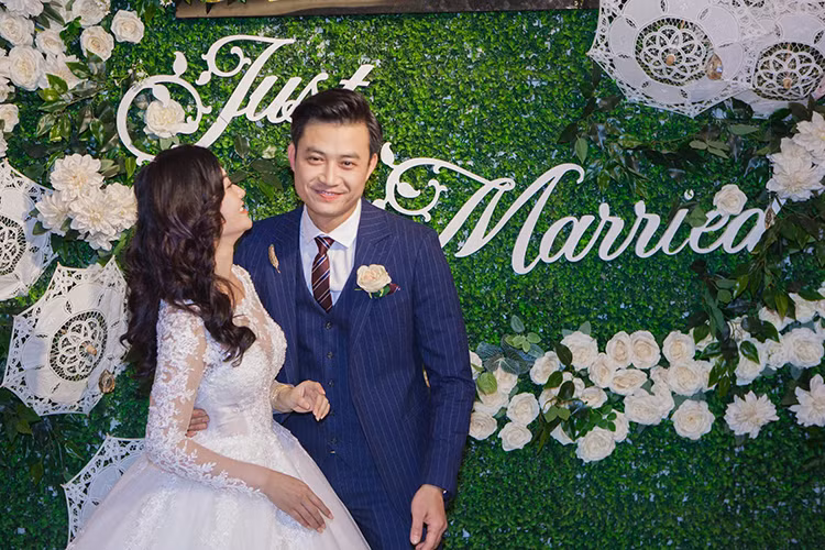 Tiến Lộc đã tái hôn vào đầu năm 2019. Bà xã của anh không hoạt động nghệ thuật. Về hạnh phúc mới, Tiến Lộc không chia sẻ nhiều với báo chí.