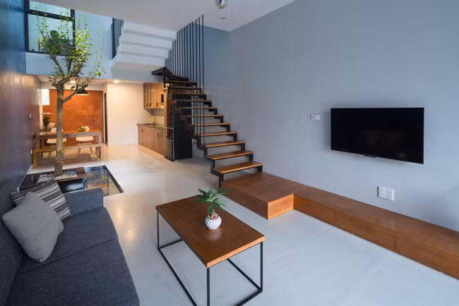 Tuy nhiên, để khắc phục nhược điểm của kiến trúc cũ, cầu thang của ngôi nhà đã được xoay dọc lại, hướng ra cửa, thay vì nằm song song với cửa chính.