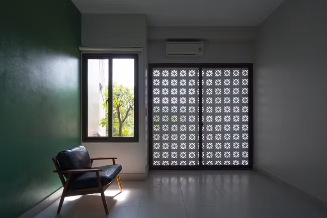 Nhờ lợi thế chiều sâu, khu vực nghỉ ngơi ở các tầng trên đều có các khoảng sảnh rộng để người lớn thư giãn, con trẻ vui chơi.