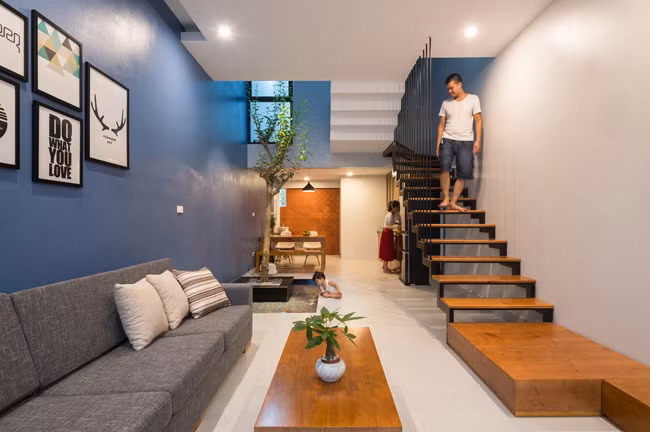 Tầng 1 là chỗ để xe, phòng khách, phòng ăn, bếp và khu vệ sinh.