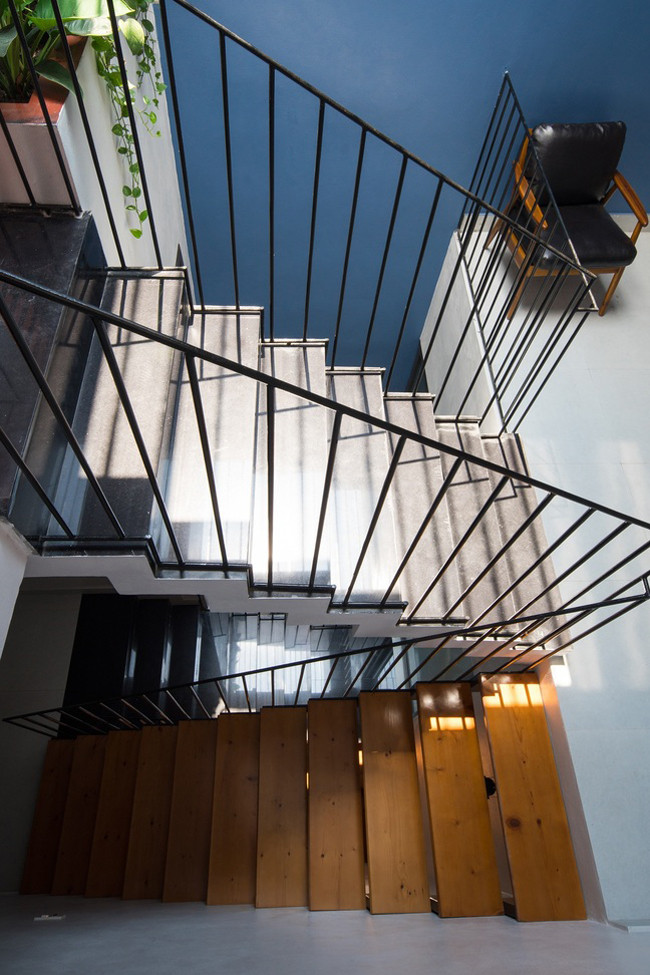 Các phòng ngủ đều thoáng đãng và đủ sáng nhờ hệ thống gạch thông gió ở mặt tiền.