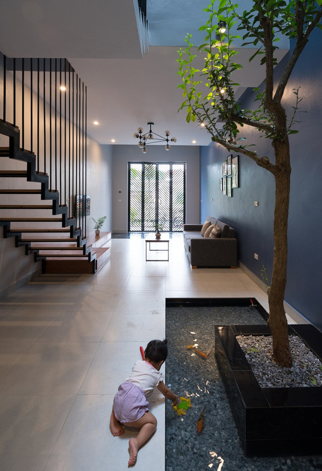 Ngôi nhà được xây theo kiến trúc nhà ống điển hình của Việt Nam với cầu thang nằm ở vị trí trung tâm.