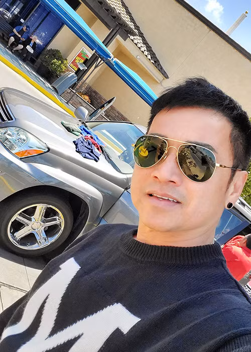 Giữa ồn ào hôn nhân, Quang Minh chia sẻ hình ảnh về thăm mộ ba mẹ đồng thời bày tỏ: "Cảm thấy trống vắng".