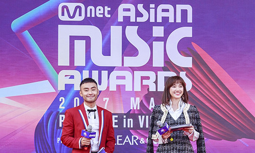 Hari Won noi chua ro tieng Viet van dat show MC... coi thuong khan gia