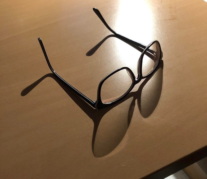 6. Sự phản chiếu khiên cái bóng trông giống như một chiếc kính khác.