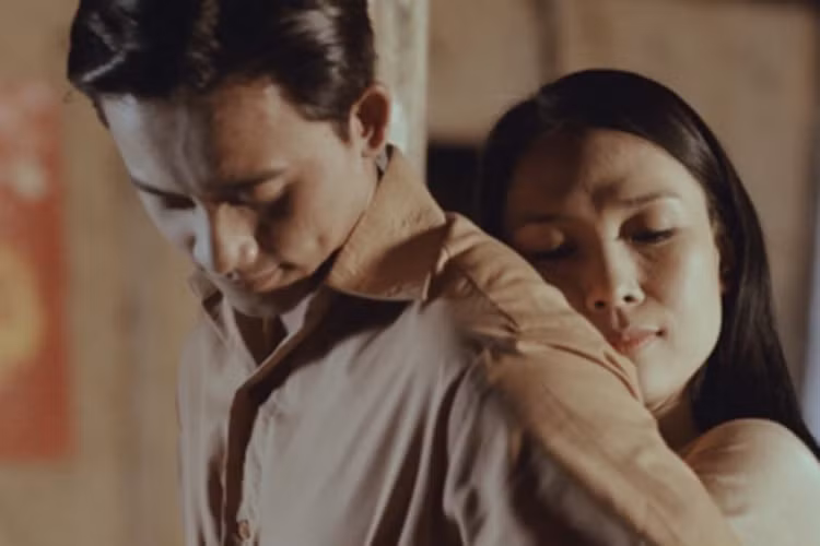 Hình ảnh Mỹ Tâm ôm chặt Mai Tài Phến trong MV "Đừng hỏi em". Ảnh: Tiền Phong