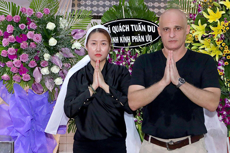 Mới đây, khi bố đẻ của Phi Thanh Vân qua đời, Thierry đã đến viếng. Có thể thấy, mối quan hệ giữa nữ diễn viên và chồng cũ vẫn khá tốt đẹp. Ảnh: FBNV