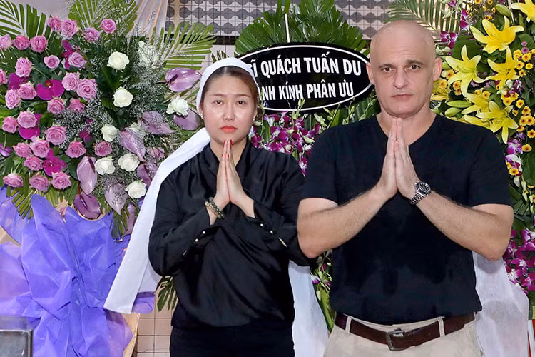 Mới đây, khi bố đẻ của Phi Thanh Vân qua đời, Thierry đã đến viếng. Có thể thấy, mối quan hệ giữa nữ diễn viên và chồng cũ vẫn khá tốt đẹp. Ảnh: FBNV