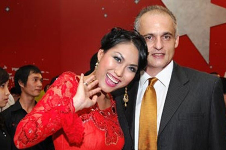 Thierry từng qua một lần đò, có hai cậu con trai và hơn Phi Thanh Vân tới tận 15 tuổi. Ảnh: Ngôi sao