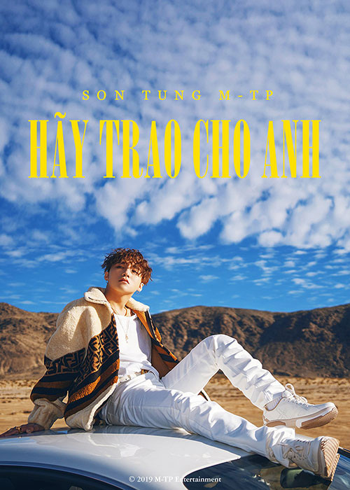 Sơn Tùng M-TP còn viết dòng tiếng Anh tạm dịch: "Các bạn đã sẵn sàng cho một điều gì mới mẻ chưa? Đừng quên lời hứa của mình" và các hashtag như "Hãy trao cho anh", "Give it to me".