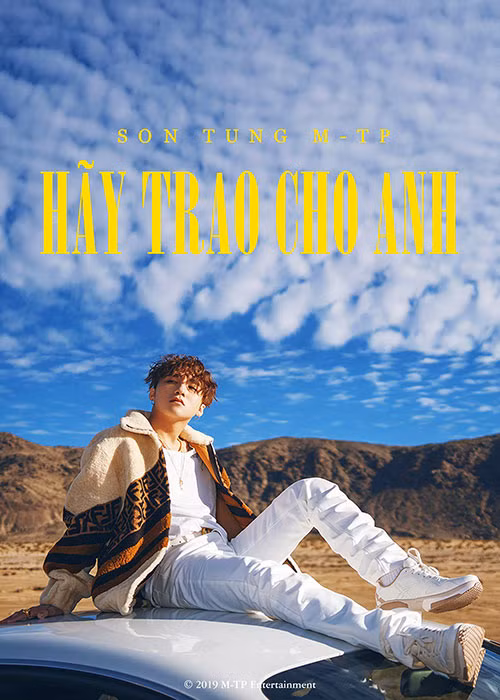 Sơn Tùng M-TP còn viết dòng tiếng Anh tạm dịch: "Các bạn đã sẵn sàng cho một điều gì mới mẻ chưa? Đừng quên lời hứa của mình" và các hashtag như "Hãy trao cho anh", "Give it to me".