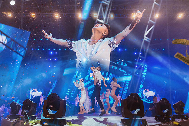 Tuy nhiên, đã thành thông lệ, nam ca sĩ sinh năm 1994 thường xuyên gây ồn ào mỗi lần ra MV.