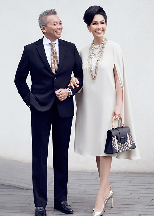 Mới đây, nữ hoàng ảnh lịch Diễm My và ông xã doanh nhân Hà Tôn Đức cùng xuất hiện tại một sự kiện. Đây là lần hiếm hoi cặp đôi dự một chương trình do mỗi người đều có công việc riêng và lịch trình hoạt động khác nhau.