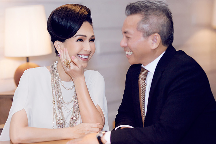 Theo nữ diễn viên chia sẻ, ông xã là người có lối sống hiện đại, suy nghĩ thoáng, yêu thương vợ con hết lòng.