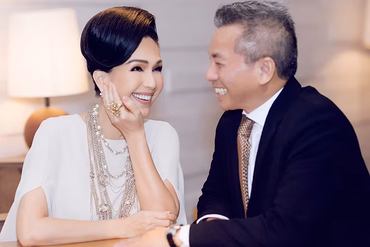 Theo nữ diễn viên chia sẻ, ông xã là người có lối sống hiện đại, suy nghĩ thoáng, yêu thương vợ con hết lòng.