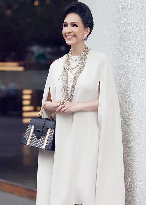 Tại sự kiện mới đây, Diễm My bồi hồi nhớ lại đoạn đường 40 năm tham gia nghệ thuật. Cô cho biết, cô bắt đầu bén duyên với nghệ thuật từ năm 17 tuổi với vai diễn đầu tiên trong bộ phim điện ảnh "Trang giấy mới".