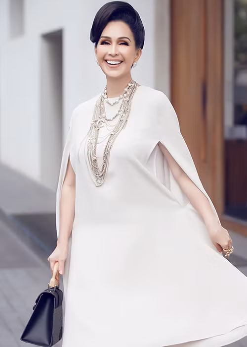 Năm 1984, Diễm My được mời chụp ảnh lịch lần đầu tiên. Bước ngoặc này mở ra một trang mới trong sự nghiệp, giúp Diễm My trở thành nữ hoàng ảnh lịch của Việt Nam.