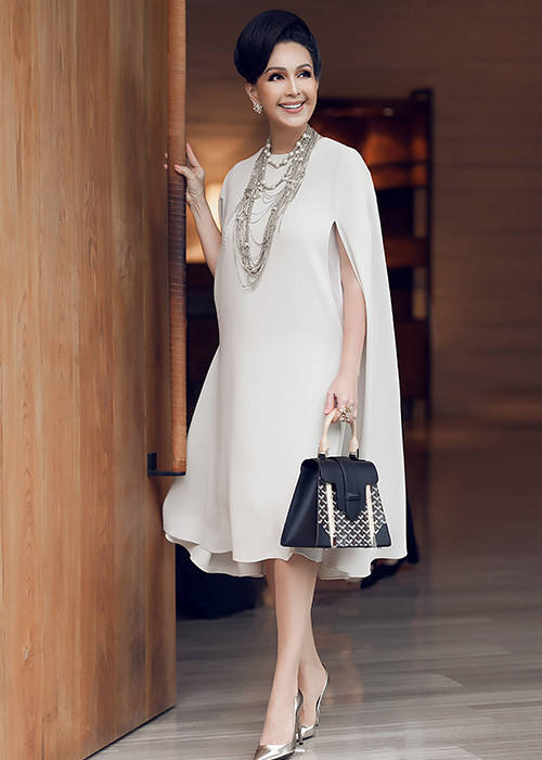 Vợ chồng Diễm Mỹ có 2 cô con gái đều đang du học tại Mỹ: Thuỳ My và Quế My.