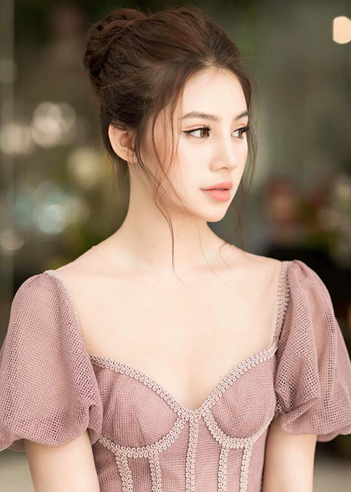 Jolie Nguyễn chia sẻ, việc nâng mũi đã giúp cô có nhiều may mắn hơn trong sự nghiệp.