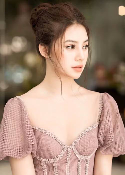 Jolie Nguyễn chia sẻ, việc nâng mũi đã giúp cô có nhiều may mắn hơn trong sự nghiệp.