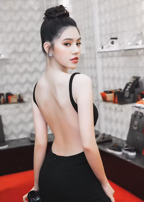 Không chỉ có cuộc sống sang chảnh, bạn gái tin đồn của Ross Barkley còn khiến nhiều người ghen tỵ bởi nhan sắc xinh đẹp.